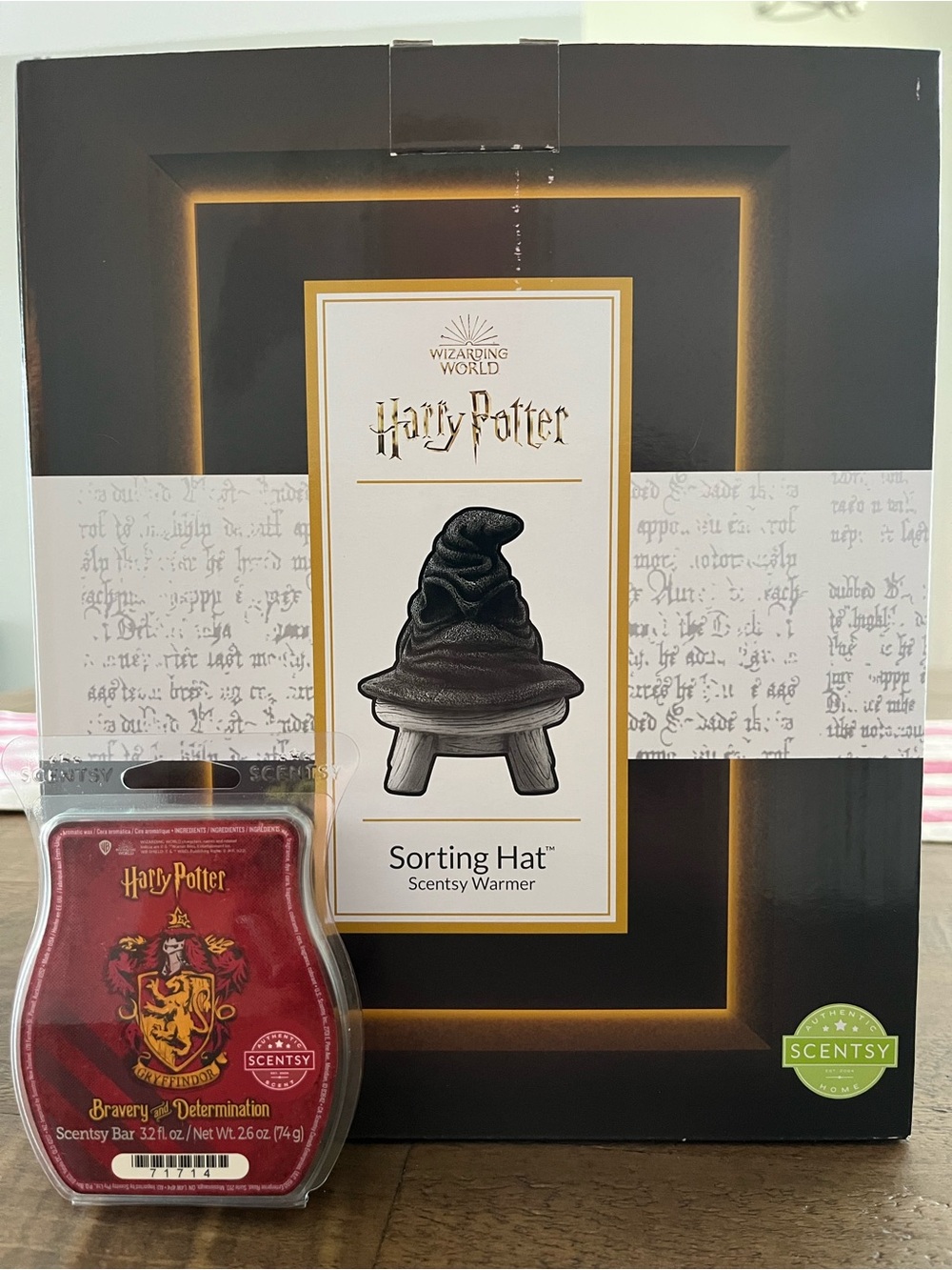Scentsy Harry Potter Sorting Hat Warmer with Gryffindor Wax Bar